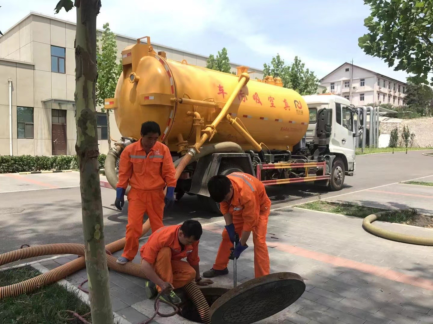 朝阳管道疏通车停在窨井附近