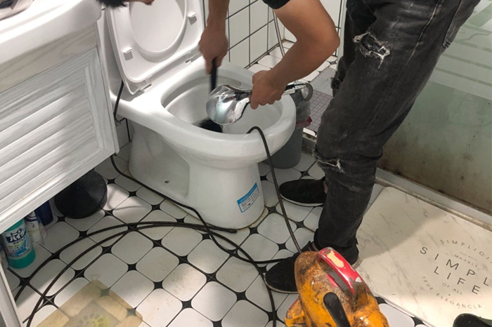 朝阳马桶堵塞自己疏通还是找师傅?专业上门服务让你省时更省心